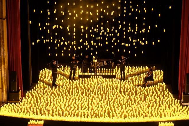 UM CÉU ESTRELADO, UM TEATRO ILUMINADO POR VELAS E A MÚSICA CLÁSSICA COMO VOCÊ NUNCA VIU