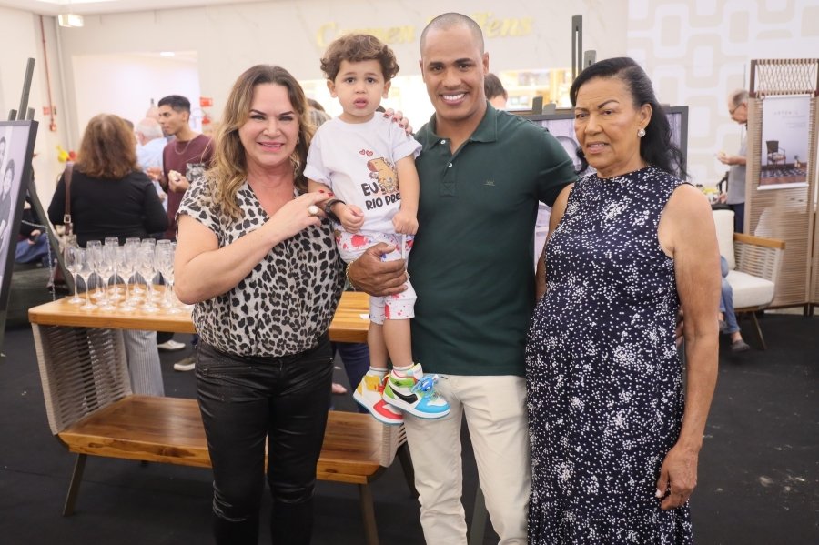 COQUETEL DE ABERTURA DA 15ª EDIÇÃO DA EXPOSIÇÃO “PAIS E FILHOS EM FOCO” EMOCIONA E REÚNE CONVIDADOS NO RIOPRETO SHOPPING - Eloisa Mattos