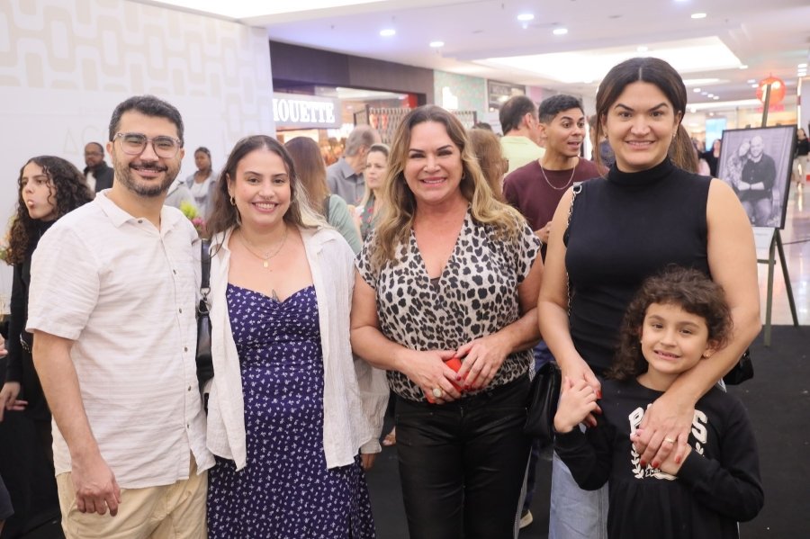 COQUETEL DE ABERTURA DA 15ª EDIÇÃO DA EXPOSIÇÃO “PAIS E FILHOS EM FOCO” EMOCIONA E REÚNE CONVIDADOS NO RIOPRETO SHOPPING - Eloisa Mattos