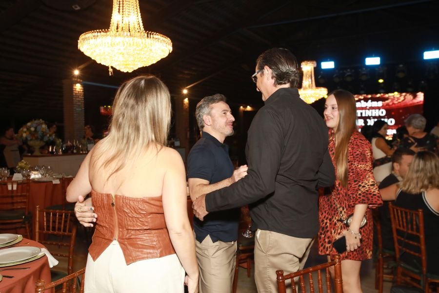  ANIVERSÁRIO EM DOSE DUPLA – UMA NOITE INESQUECÍVEL PARA OS AMIGOS: CLEITINHO E RICARDO - Eloisa Mattos