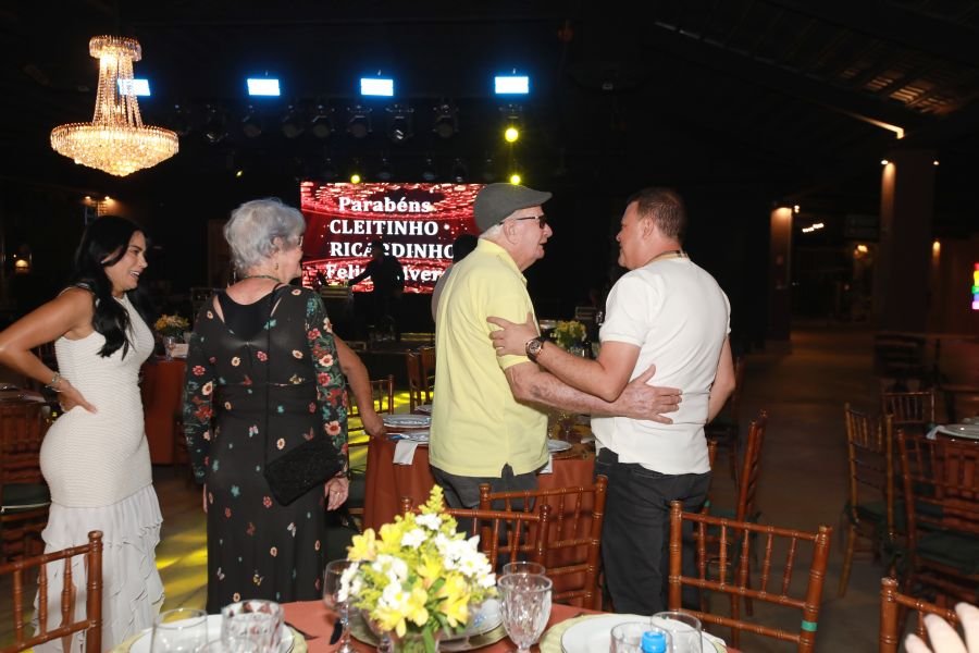  ANIVERSÁRIO EM DOSE DUPLA – UMA NOITE INESQUECÍVEL PARA OS AMIGOS: CLEITINHO E RICARDO - Eloisa Mattos