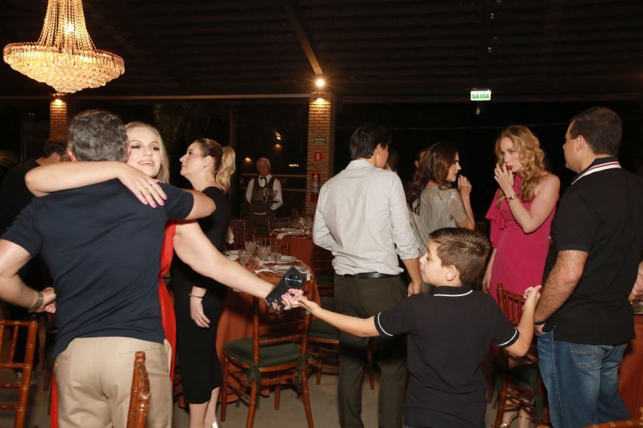  ANIVERSÁRIO EM DOSE DUPLA – UMA NOITE INESQUECÍVEL PARA OS AMIGOS: CLEITINHO E RICARDO - Eloisa Mattos
