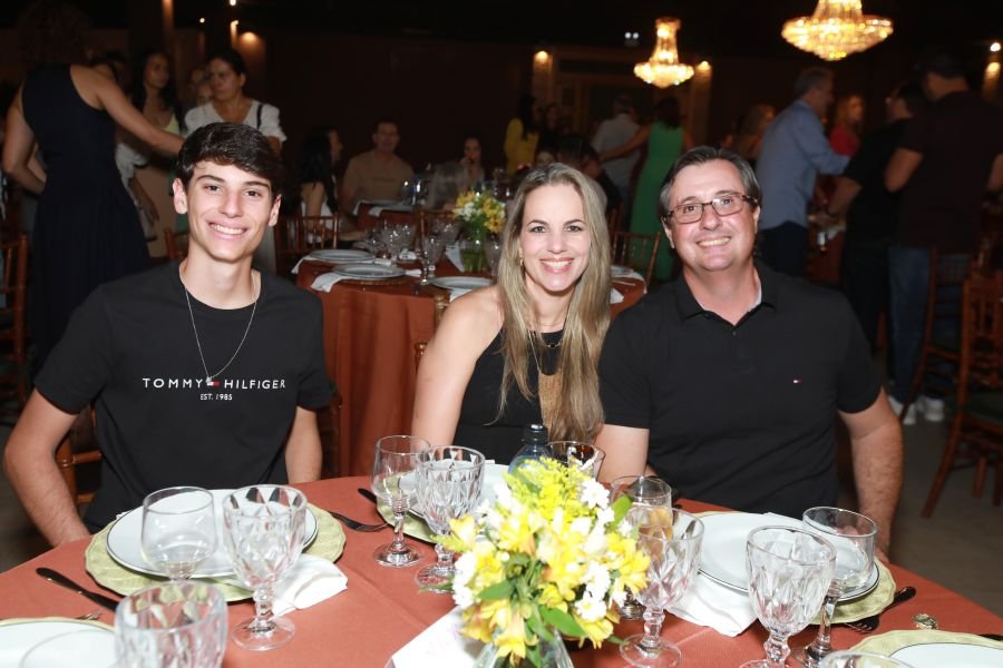  ANIVERSÁRIO EM DOSE DUPLA – UMA NOITE INESQUECÍVEL PARA OS AMIGOS: CLEITINHO E RICARDO - Eloisa Mattos
