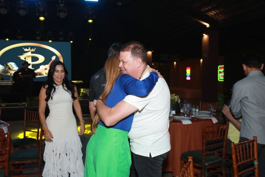  ANIVERSÁRIO EM DOSE DUPLA – UMA NOITE INESQUECÍVEL PARA OS AMIGOS: CLEITINHO E RICARDO - Eloisa Mattos