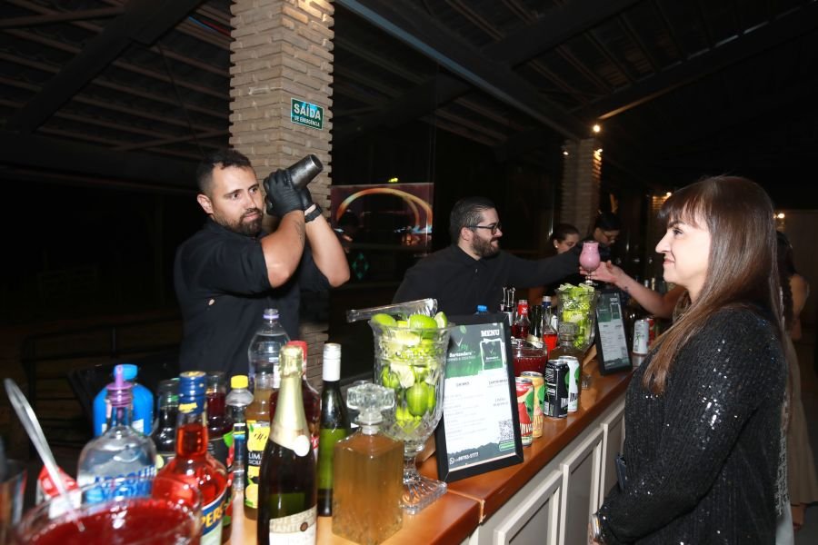  ANIVERSÁRIO EM DOSE DUPLA – UMA NOITE INESQUECÍVEL PARA OS AMIGOS: CLEITINHO E RICARDO - Eloisa Mattos