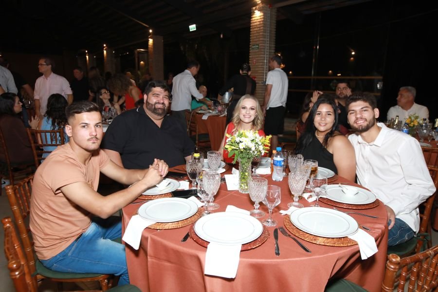  ANIVERSÁRIO EM DOSE DUPLA – UMA NOITE INESQUECÍVEL PARA OS AMIGOS: CLEITINHO E RICARDO - Eloisa Mattos