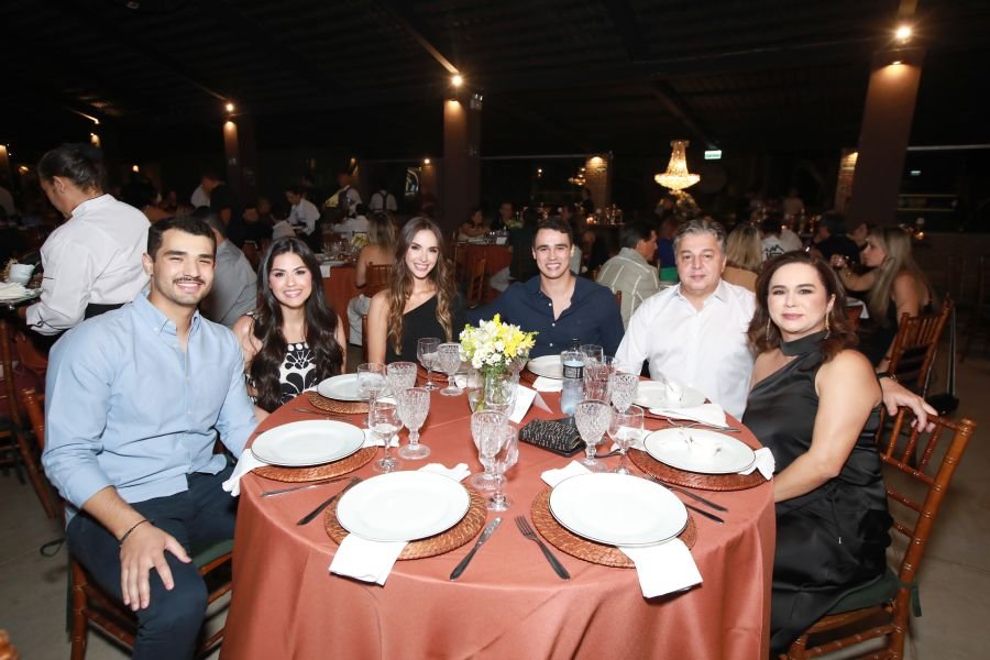  ANIVERSÁRIO EM DOSE DUPLA – UMA NOITE INESQUECÍVEL PARA OS AMIGOS: CLEITINHO E RICARDO - Eloisa Mattos