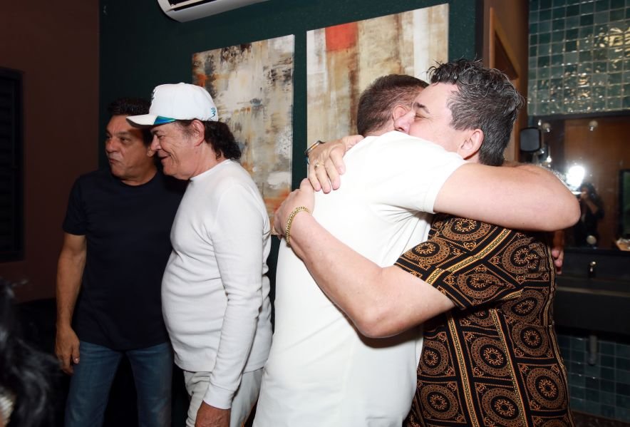  ANIVERSÁRIO EM DOSE DUPLA – UMA NOITE INESQUECÍVEL PARA OS AMIGOS: CLEITINHO E RICARDO - Eloisa Mattos