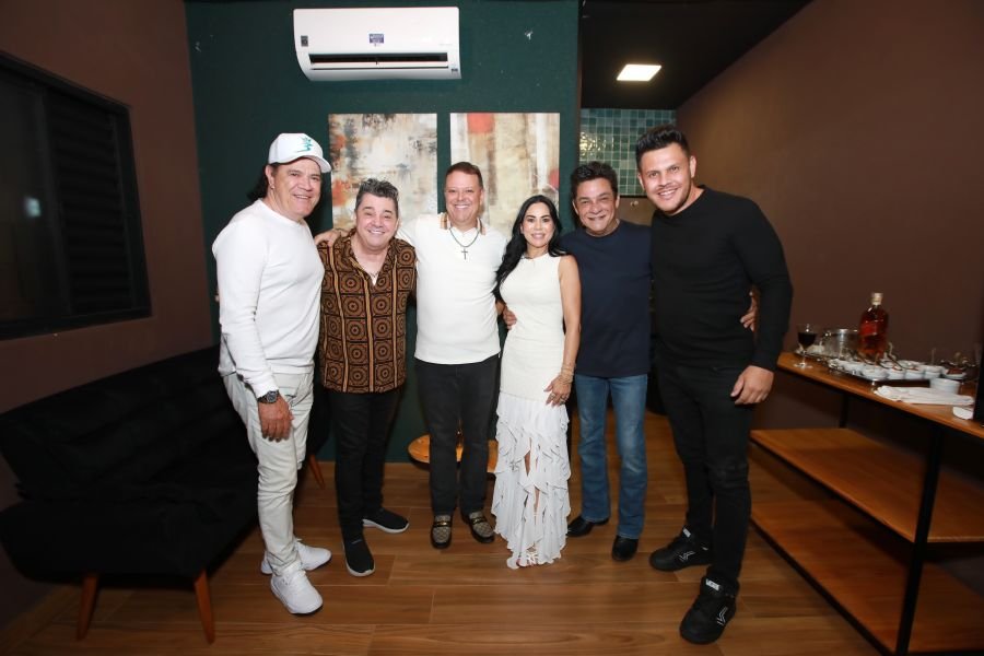  ANIVERSÁRIO EM DOSE DUPLA – UMA NOITE INESQUECÍVEL PARA OS AMIGOS: CLEITINHO E RICARDO - Eloisa Mattos