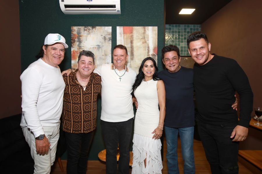  ANIVERSÁRIO EM DOSE DUPLA – UMA NOITE INESQUECÍVEL PARA OS AMIGOS: CLEITINHO E RICARDO - Eloisa Mattos