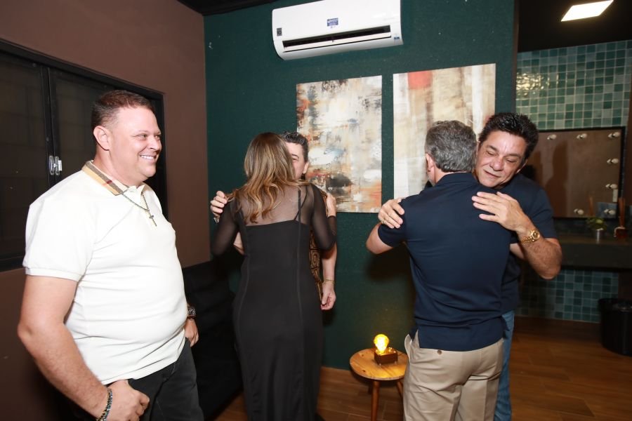  ANIVERSÁRIO EM DOSE DUPLA – UMA NOITE INESQUECÍVEL PARA OS AMIGOS: CLEITINHO E RICARDO - Eloisa Mattos