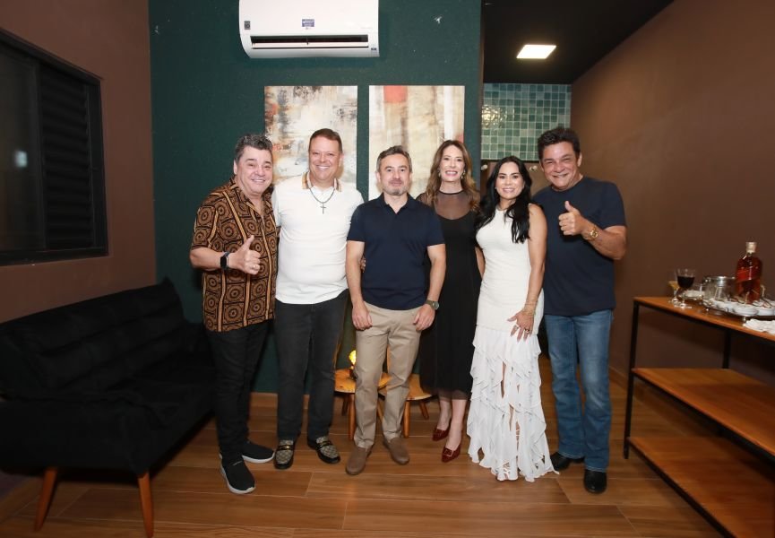  ANIVERSÁRIO EM DOSE DUPLA – UMA NOITE INESQUECÍVEL PARA OS AMIGOS: CLEITINHO E RICARDO - Eloisa Mattos