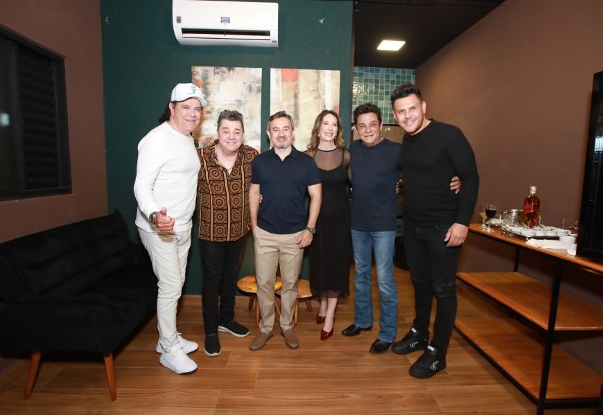  ANIVERSÁRIO EM DOSE DUPLA – UMA NOITE INESQUECÍVEL PARA OS AMIGOS: CLEITINHO E RICARDO - Eloisa Mattos