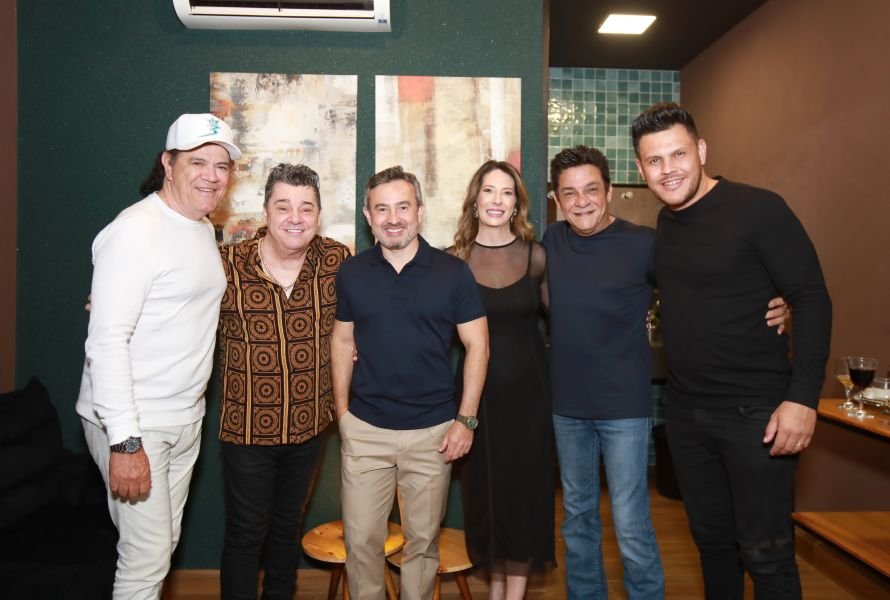  ANIVERSÁRIO EM DOSE DUPLA – UMA NOITE INESQUECÍVEL PARA OS AMIGOS: CLEITINHO E RICARDO - Eloisa Mattos