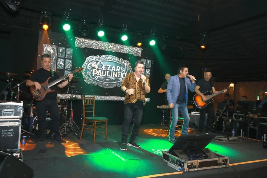  ANIVERSÁRIO EM DOSE DUPLA – UMA NOITE INESQUECÍVEL PARA OS AMIGOS: CLEITINHO E RICARDO - Eloisa Mattos