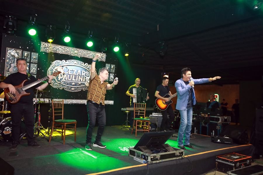  ANIVERSÁRIO EM DOSE DUPLA – UMA NOITE INESQUECÍVEL PARA OS AMIGOS: CLEITINHO E RICARDO - Eloisa Mattos