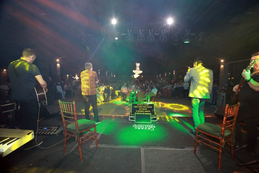  ANIVERSÁRIO EM DOSE DUPLA – UMA NOITE INESQUECÍVEL PARA OS AMIGOS: CLEITINHO E RICARDO - Eloisa Mattos