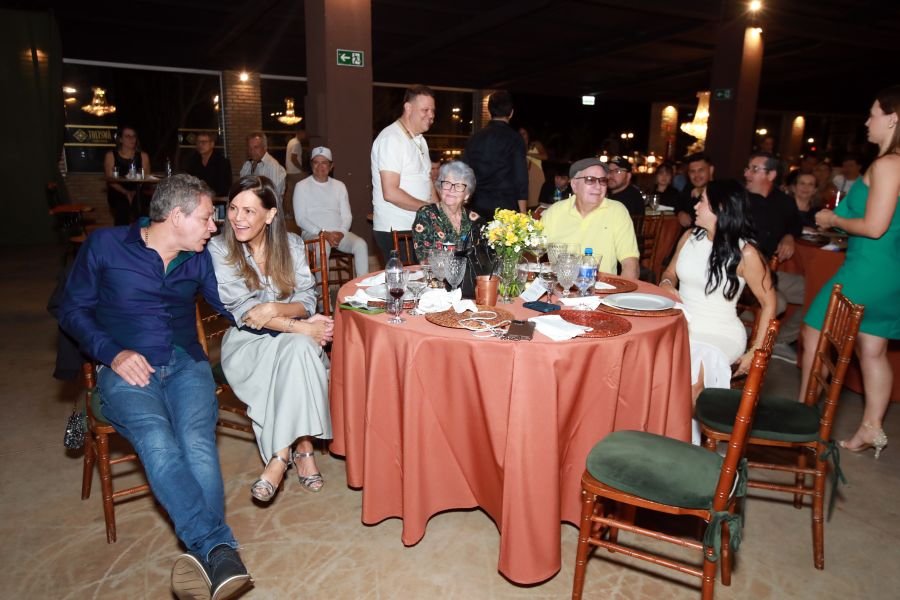  ANIVERSÁRIO EM DOSE DUPLA – UMA NOITE INESQUECÍVEL PARA OS AMIGOS: CLEITINHO E RICARDO - Eloisa Mattos