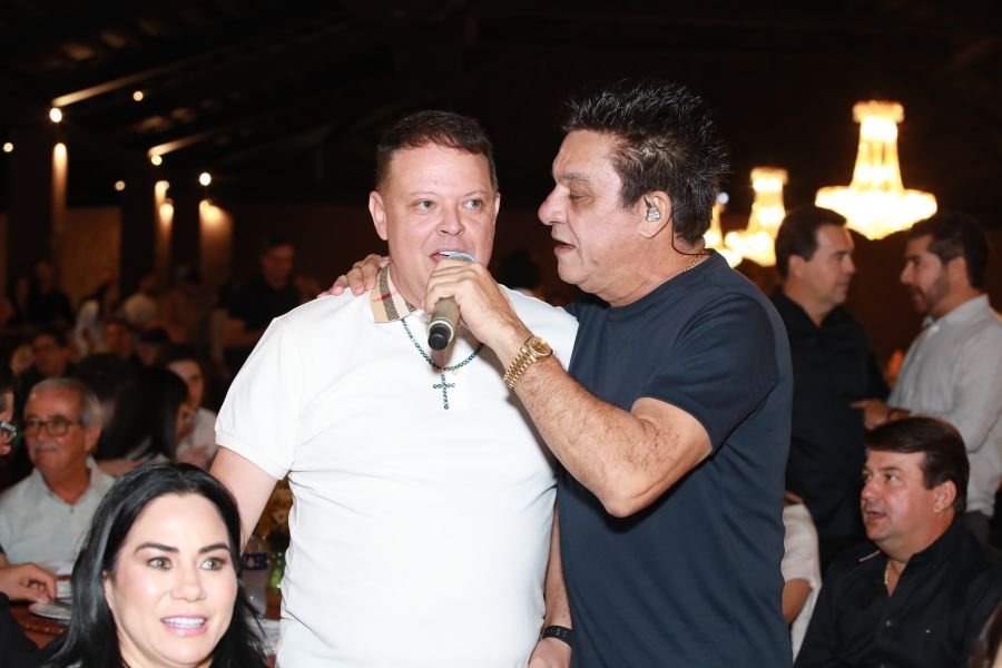  ANIVERSÁRIO EM DOSE DUPLA – UMA NOITE INESQUECÍVEL PARA OS AMIGOS: CLEITINHO E RICARDO - Eloisa Mattos