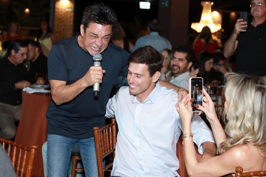  ANIVERSÁRIO EM DOSE DUPLA – UMA NOITE INESQUECÍVEL PARA OS AMIGOS: CLEITINHO E RICARDO - Eloisa Mattos