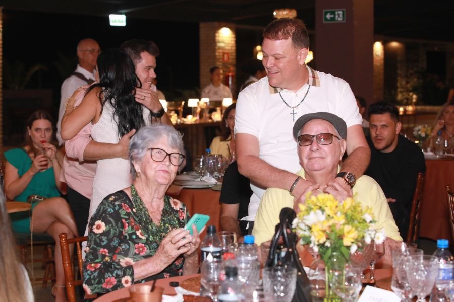  ANIVERSÁRIO EM DOSE DUPLA – UMA NOITE INESQUECÍVEL PARA OS AMIGOS: CLEITINHO E RICARDO - Eloisa Mattos