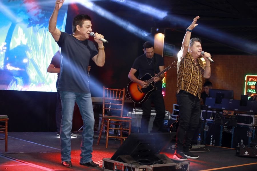  ANIVERSÁRIO EM DOSE DUPLA – UMA NOITE INESQUECÍVEL PARA OS AMIGOS: CLEITINHO E RICARDO - Eloisa Mattos