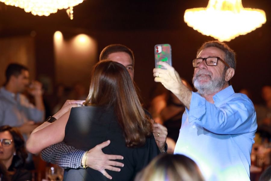  ANIVERSÁRIO EM DOSE DUPLA – UMA NOITE INESQUECÍVEL PARA OS AMIGOS: CLEITINHO E RICARDO - Eloisa Mattos