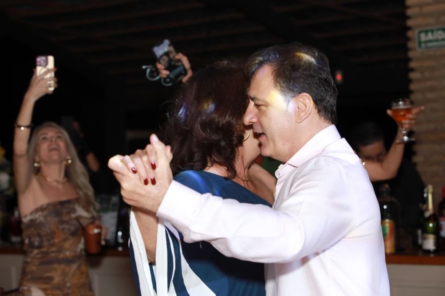  ANIVERSÁRIO EM DOSE DUPLA – UMA NOITE INESQUECÍVEL PARA OS AMIGOS: CLEITINHO E RICARDO - Eloisa Mattos