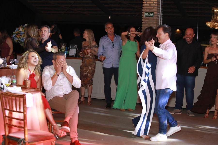  ANIVERSÁRIO EM DOSE DUPLA – UMA NOITE INESQUECÍVEL PARA OS AMIGOS: CLEITINHO E RICARDO - Eloisa Mattos