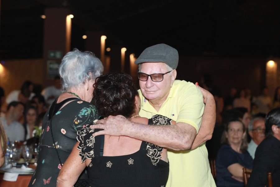  ANIVERSÁRIO EM DOSE DUPLA – UMA NOITE INESQUECÍVEL PARA OS AMIGOS: CLEITINHO E RICARDO - Eloisa Mattos