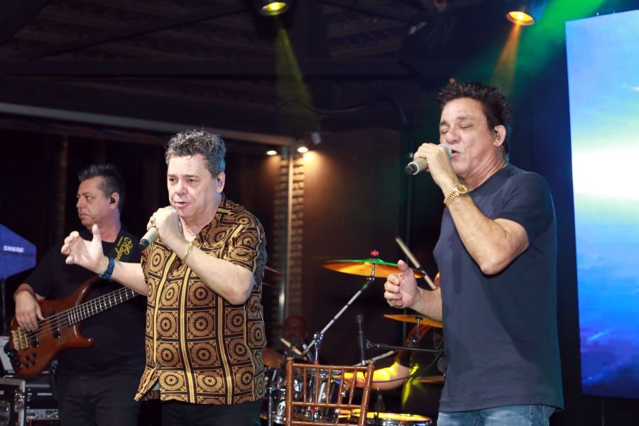  ANIVERSÁRIO EM DOSE DUPLA – UMA NOITE INESQUECÍVEL PARA OS AMIGOS: CLEITINHO E RICARDO - Eloisa Mattos