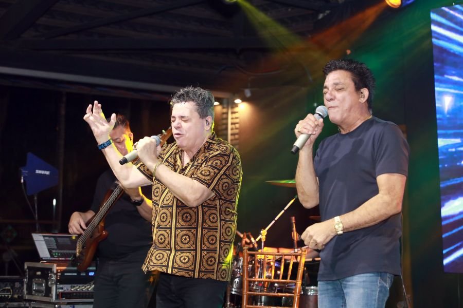  ANIVERSÁRIO EM DOSE DUPLA – UMA NOITE INESQUECÍVEL PARA OS AMIGOS: CLEITINHO E RICARDO - Eloisa Mattos