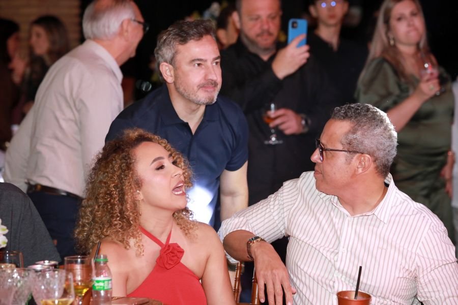  ANIVERSÁRIO EM DOSE DUPLA – UMA NOITE INESQUECÍVEL PARA OS AMIGOS: CLEITINHO E RICARDO - Eloisa Mattos