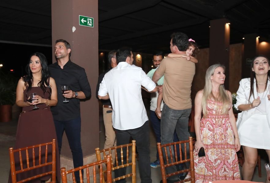  ANIVERSÁRIO EM DOSE DUPLA – UMA NOITE INESQUECÍVEL PARA OS AMIGOS: CLEITINHO E RICARDO - Eloisa Mattos