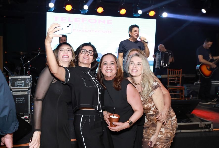  ANIVERSÁRIO EM DOSE DUPLA – UMA NOITE INESQUECÍVEL PARA OS AMIGOS: CLEITINHO E RICARDO - Eloisa Mattos