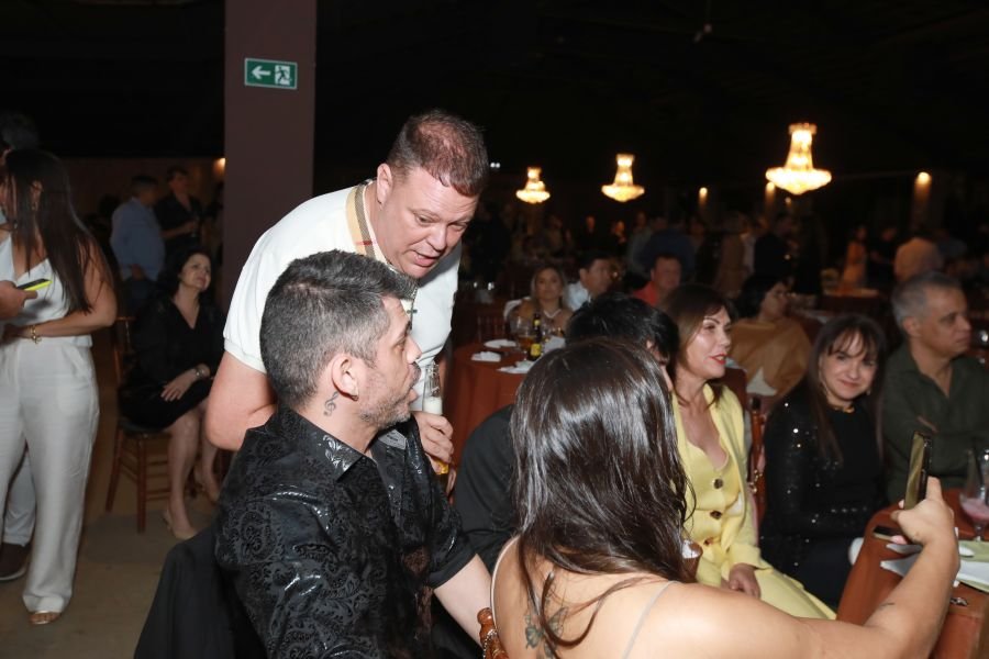  ANIVERSÁRIO EM DOSE DUPLA – UMA NOITE INESQUECÍVEL PARA OS AMIGOS: CLEITINHO E RICARDO - Eloisa Mattos