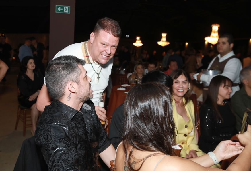  ANIVERSÁRIO EM DOSE DUPLA – UMA NOITE INESQUECÍVEL PARA OS AMIGOS: CLEITINHO E RICARDO - Eloisa Mattos