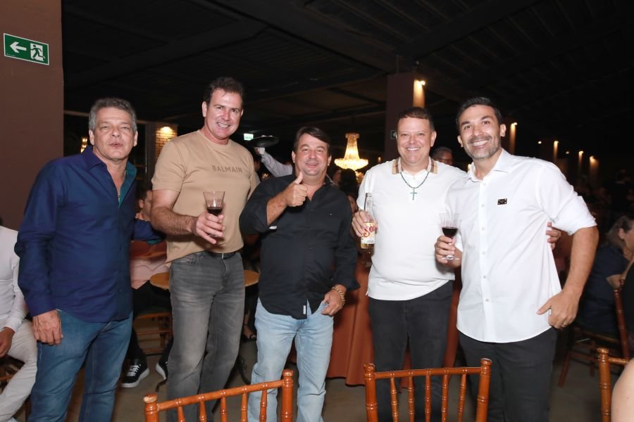  ANIVERSÁRIO EM DOSE DUPLA – UMA NOITE INESQUECÍVEL PARA OS AMIGOS: CLEITINHO E RICARDO - Eloisa Mattos