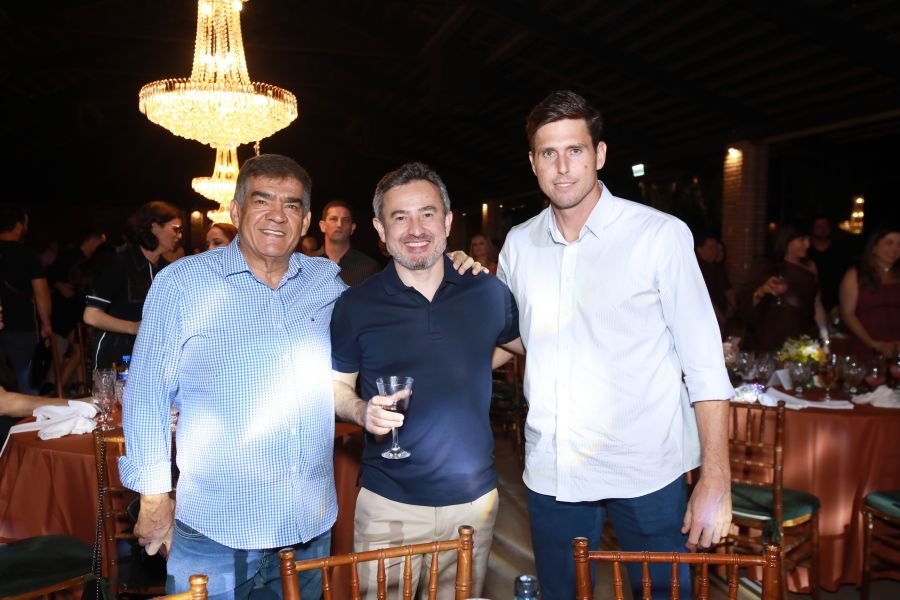  ANIVERSÁRIO EM DOSE DUPLA – UMA NOITE INESQUECÍVEL PARA OS AMIGOS: CLEITINHO E RICARDO - Eloisa Mattos