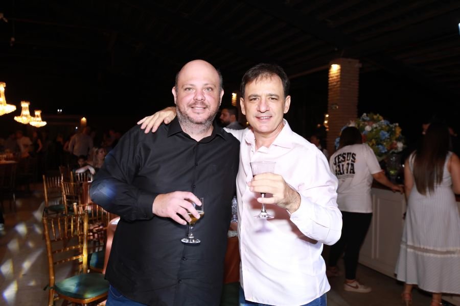  ANIVERSÁRIO EM DOSE DUPLA – UMA NOITE INESQUECÍVEL PARA OS AMIGOS: CLEITINHO E RICARDO - Eloisa Mattos