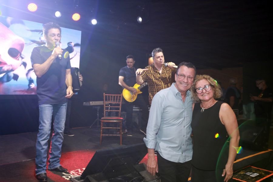  ANIVERSÁRIO EM DOSE DUPLA – UMA NOITE INESQUECÍVEL PARA OS AMIGOS: CLEITINHO E RICARDO - Eloisa Mattos