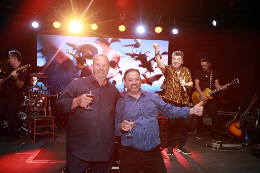  ANIVERSÁRIO EM DOSE DUPLA – UMA NOITE INESQUECÍVEL PARA OS AMIGOS: CLEITINHO E RICARDO - Eloisa Mattos