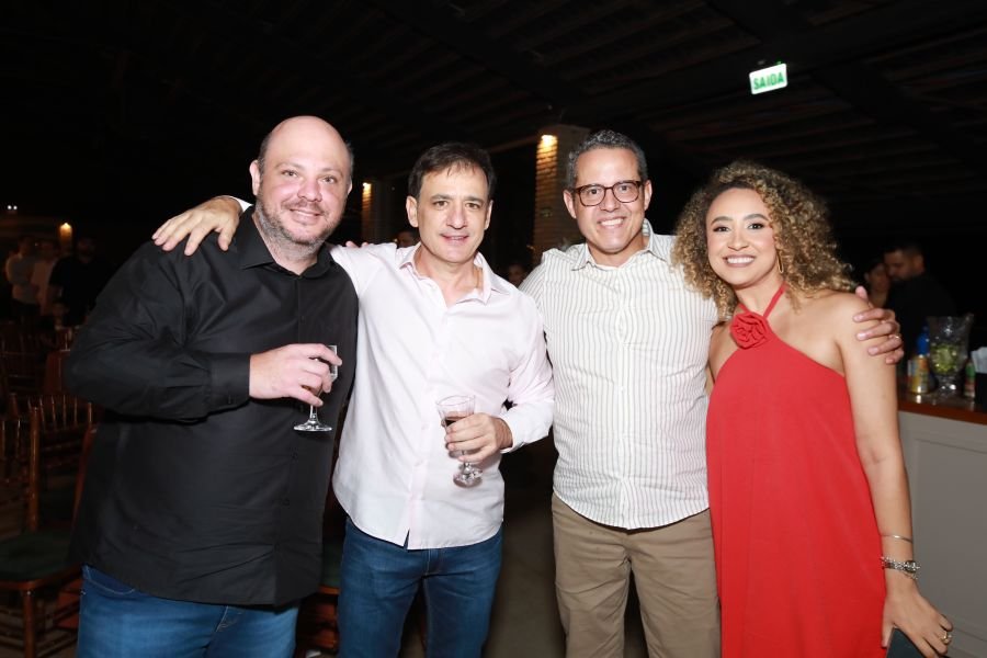  ANIVERSÁRIO EM DOSE DUPLA – UMA NOITE INESQUECÍVEL PARA OS AMIGOS: CLEITINHO E RICARDO - Eloisa Mattos