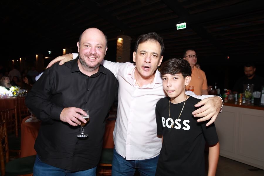  ANIVERSÁRIO EM DOSE DUPLA – UMA NOITE INESQUECÍVEL PARA OS AMIGOS: CLEITINHO E RICARDO - Eloisa Mattos