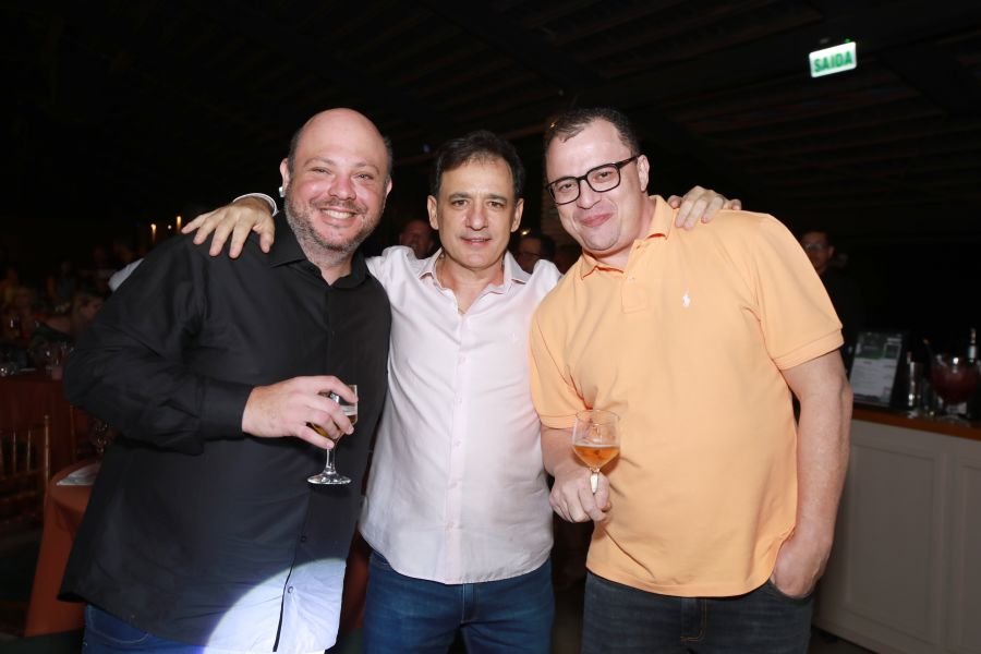  ANIVERSÁRIO EM DOSE DUPLA – UMA NOITE INESQUECÍVEL PARA OS AMIGOS: CLEITINHO E RICARDO - Eloisa Mattos