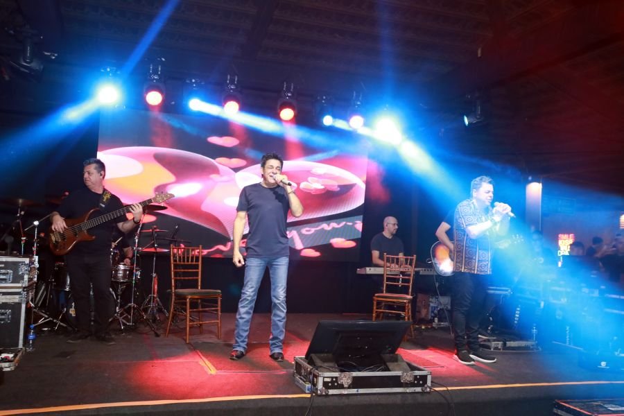  ANIVERSÁRIO EM DOSE DUPLA – UMA NOITE INESQUECÍVEL PARA OS AMIGOS: CLEITINHO E RICARDO - Eloisa Mattos