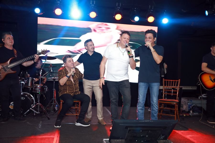  ANIVERSÁRIO EM DOSE DUPLA – UMA NOITE INESQUECÍVEL PARA OS AMIGOS: CLEITINHO E RICARDO - Eloisa Mattos