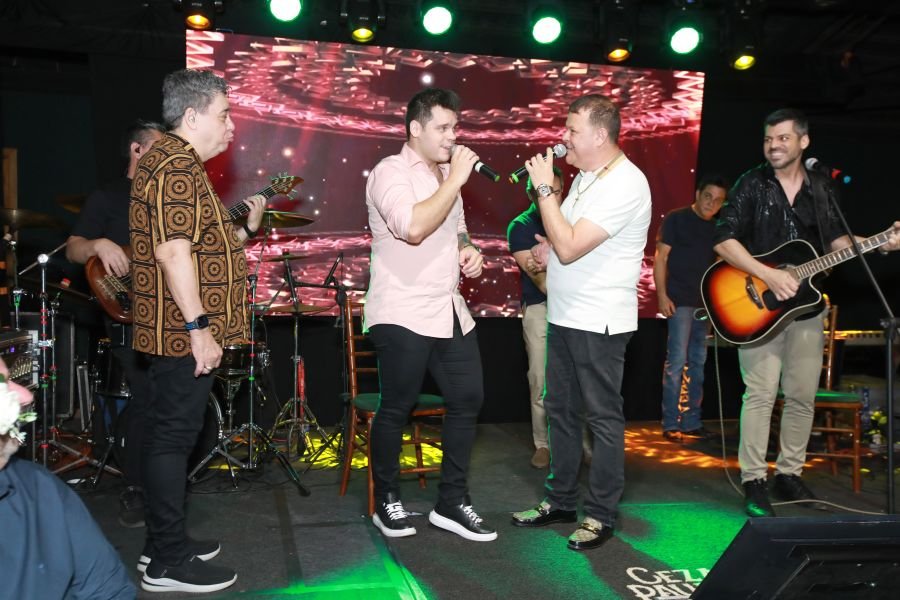  ANIVERSÁRIO EM DOSE DUPLA – UMA NOITE INESQUECÍVEL PARA OS AMIGOS: CLEITINHO E RICARDO - Eloisa Mattos
