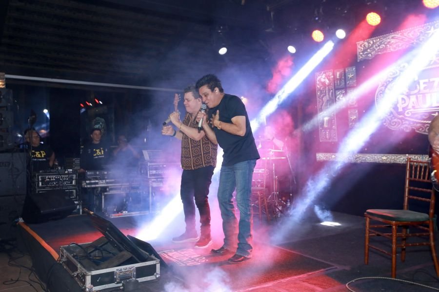  ANIVERSÁRIO EM DOSE DUPLA – UMA NOITE INESQUECÍVEL PARA OS AMIGOS: CLEITINHO E RICARDO - Eloisa Mattos