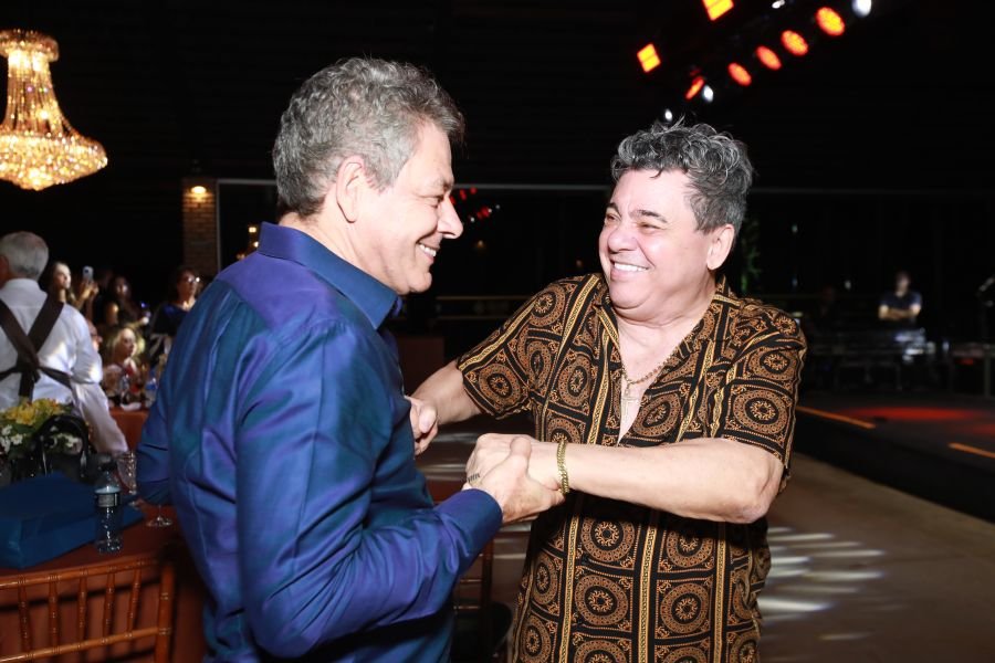  ANIVERSÁRIO EM DOSE DUPLA – UMA NOITE INESQUECÍVEL PARA OS AMIGOS: CLEITINHO E RICARDO - Eloisa Mattos